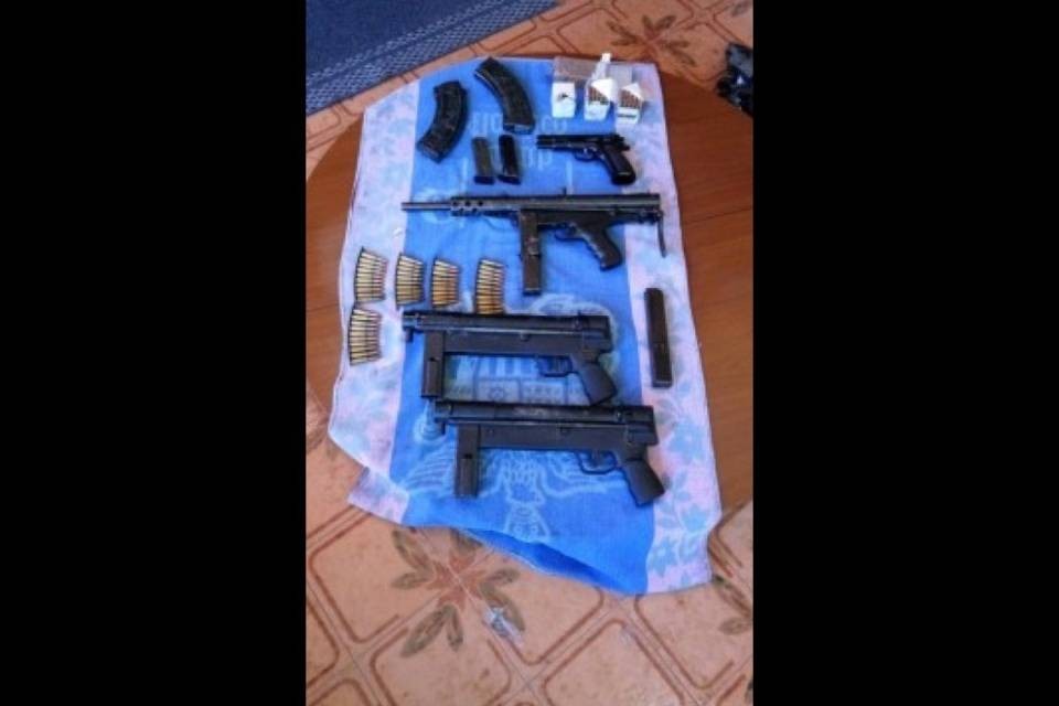 Pranzava su un tavolo "carico" di armi