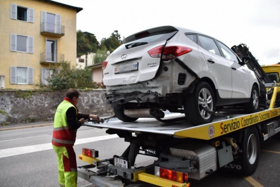Due auto si tamponano a Mendrisio, due contusi