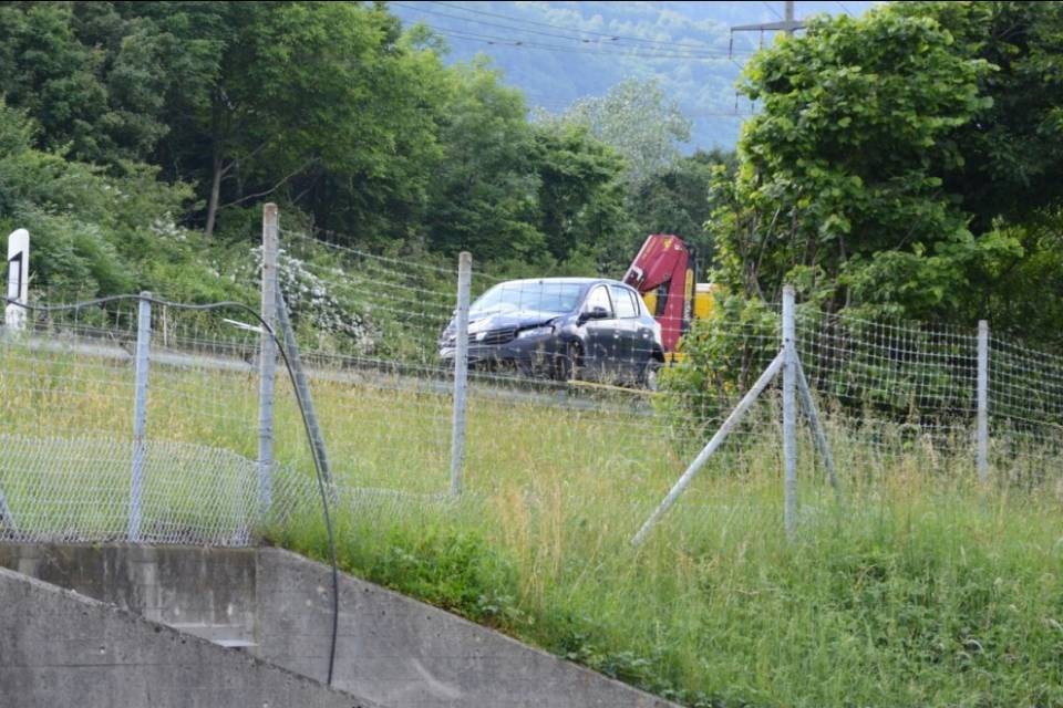 Auto contro spartitraffico sulla A2