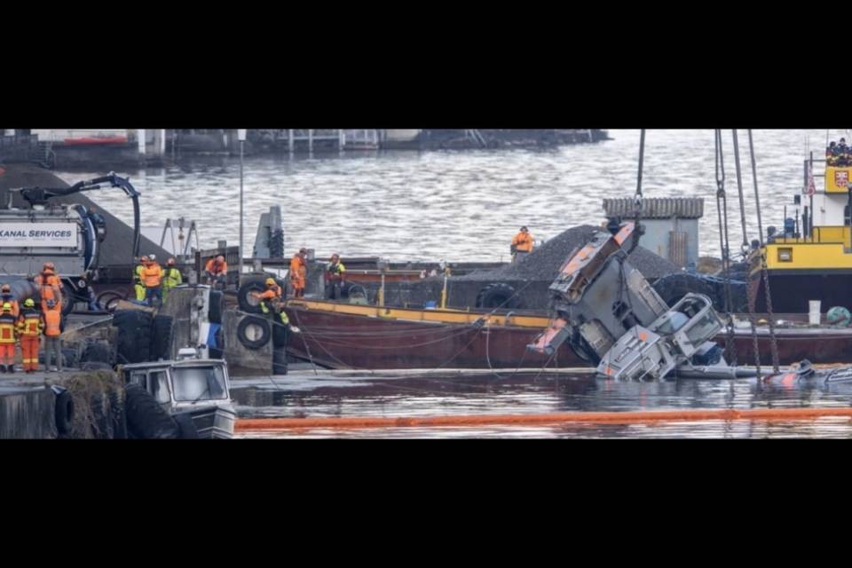 Recuperata autogru dal lago dei Quattro Cantoni