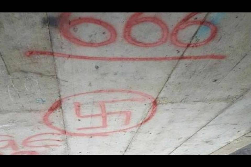 "Svastiche sulla piscina di Bellinzona, una vergogna"