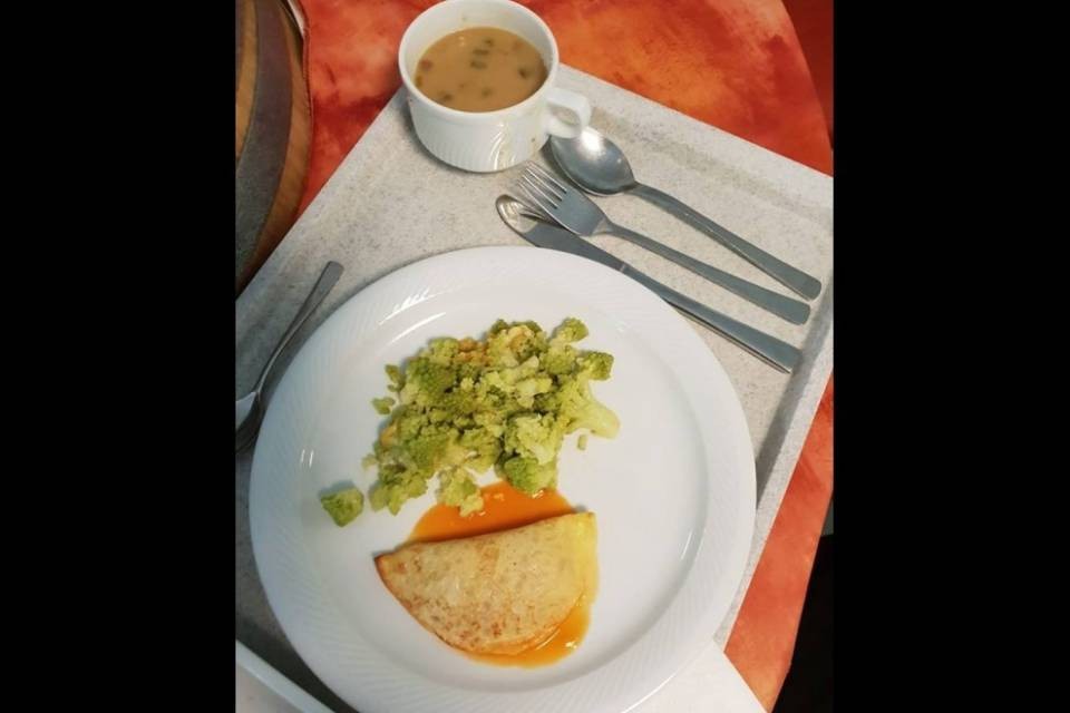 Vietano a una bambina di mangiare in mensa