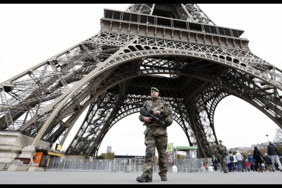 Parigi: Tour Eiffel evacuata per errore