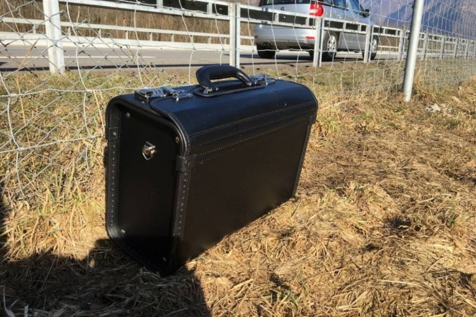 "Mi hanno rapinato in autostrada", ma è una messinscena