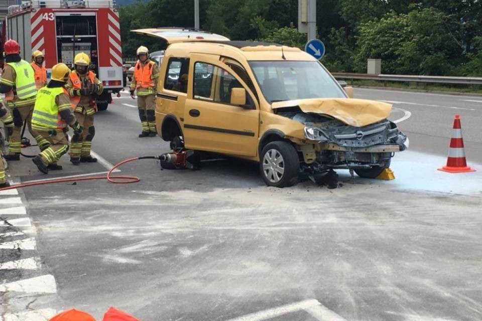 Incidente a Camorino: 2 feriti e traffico congestionato