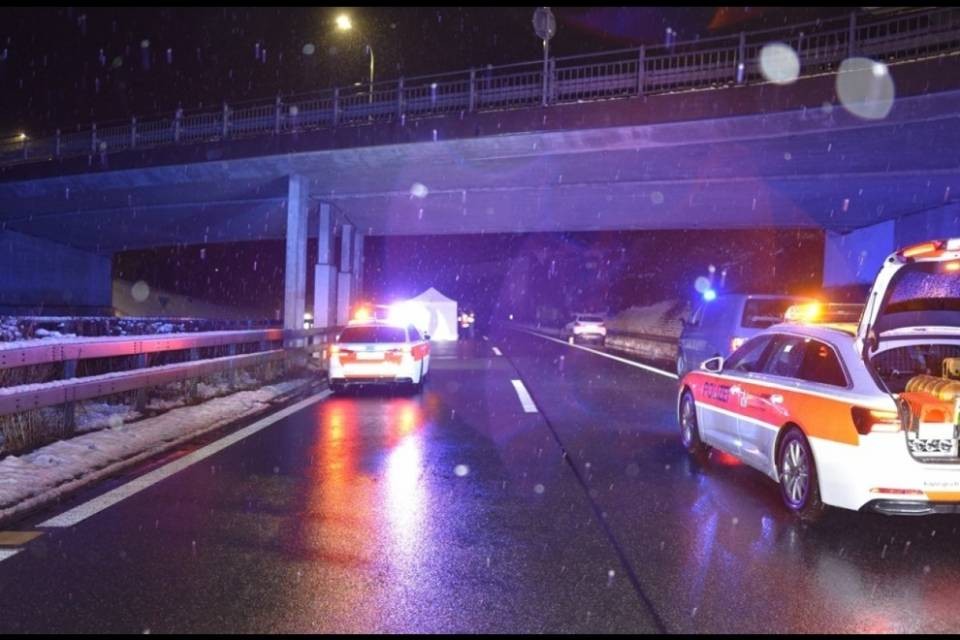 Cade da un ponte e viene investito sulla A13