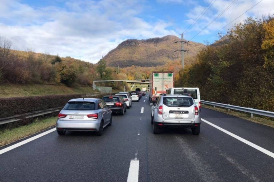 Cominciano i rientri: colonna chilometrica al Gottardo