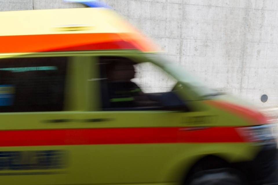 Urta con l'auto il deambulatore di un 94enne: per lui serie ferite