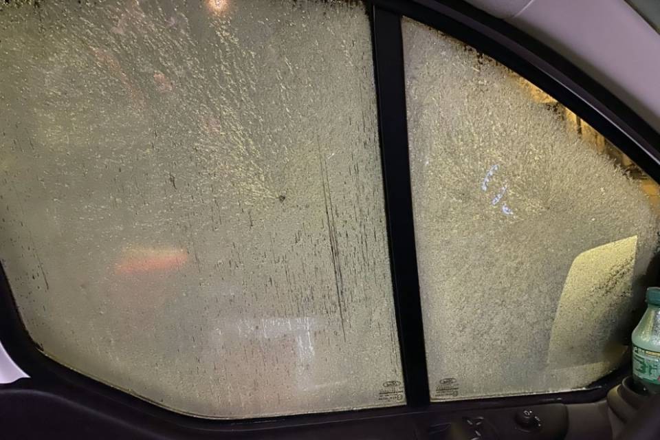 Viaggiavano con i finestrini ghiacciati, 12 persone nei guai