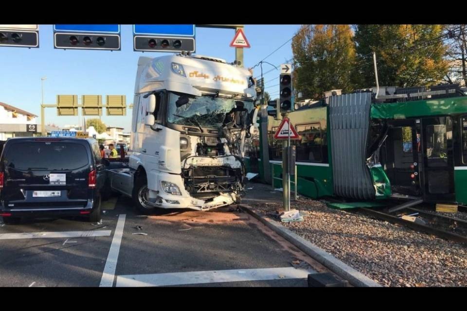 Camion contro tram, 37 feriti a Muttenz
