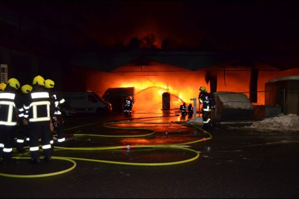 Accidentale l’incendio nella rimessa di AutoPostale a Coira