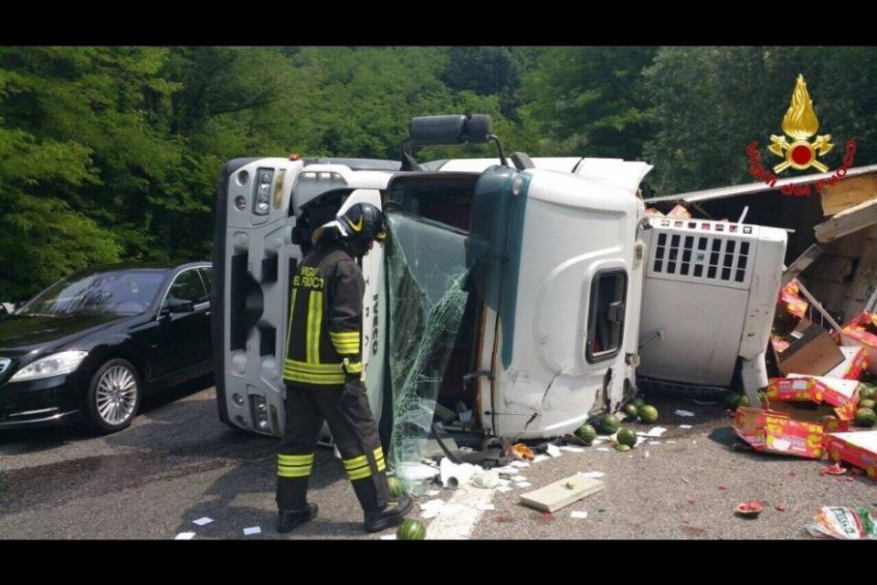 Si rovescia un camion di angurie, traffico nel caos