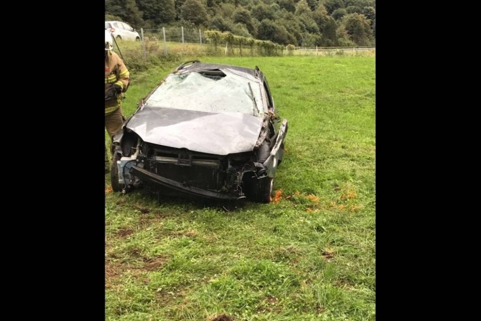 Esce di strada e si cappotta più volte