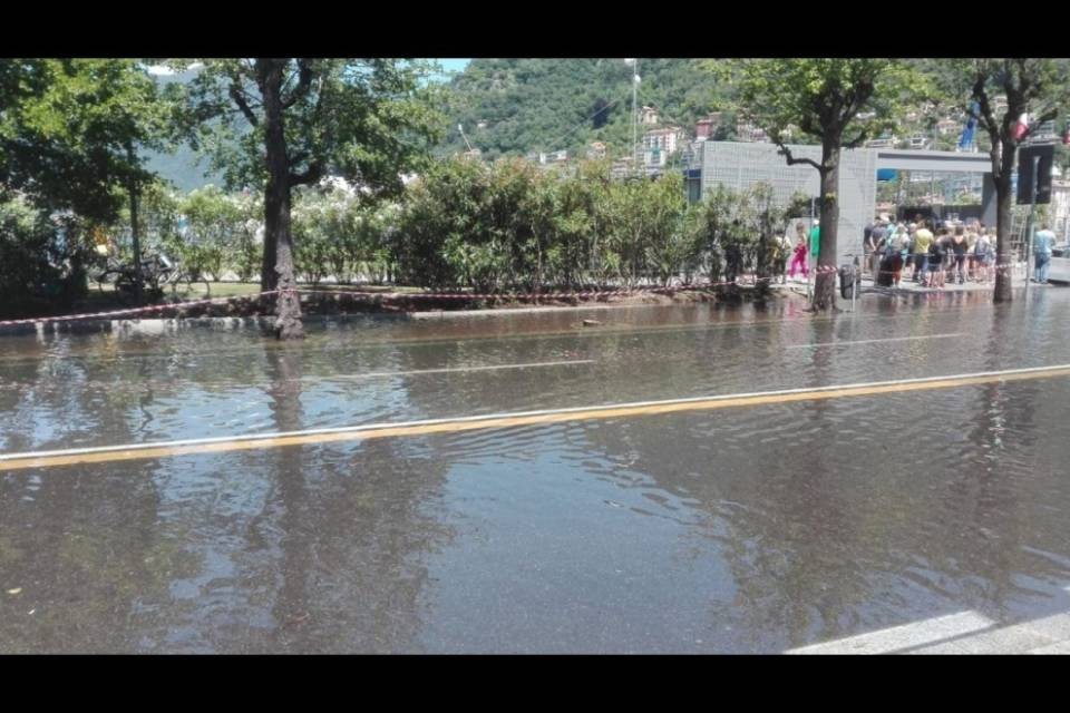 Il Lago di Como esonda e arriva in Piazza Cavour
