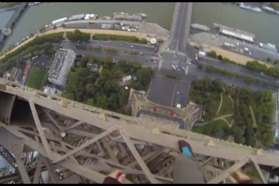 Scala la Torre Eiffel a mani nude