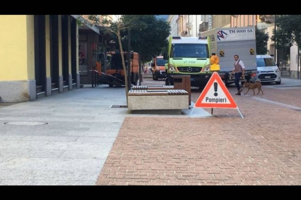 Scopatrice meccanica perde olio su viale Stazione a Bellinzona