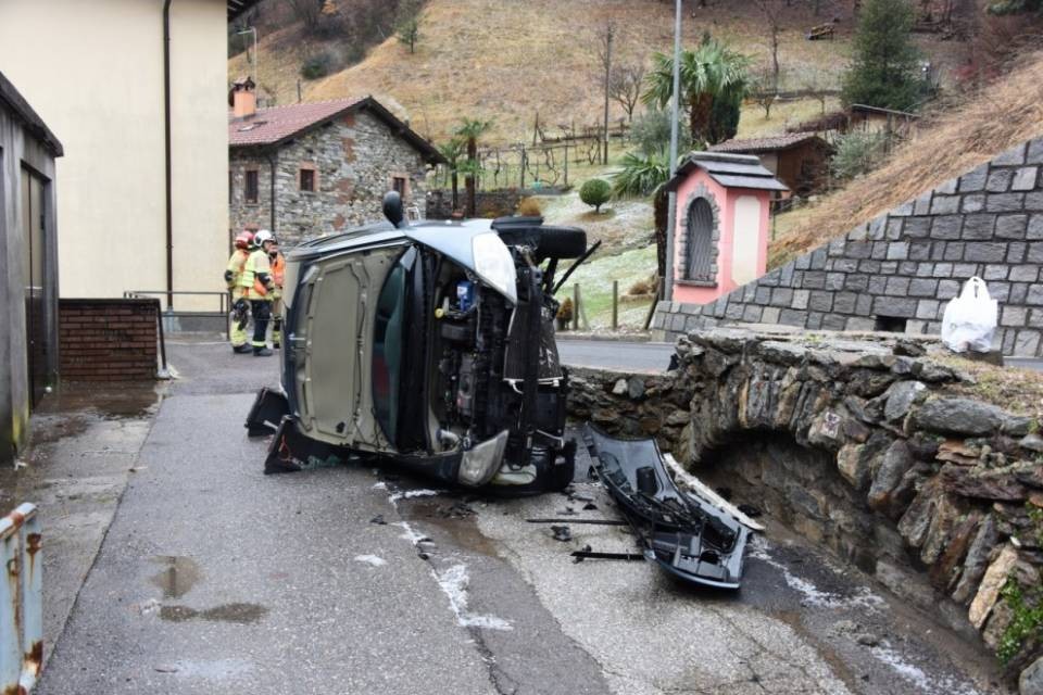 Urta un muretto e si rovescia sul fianco