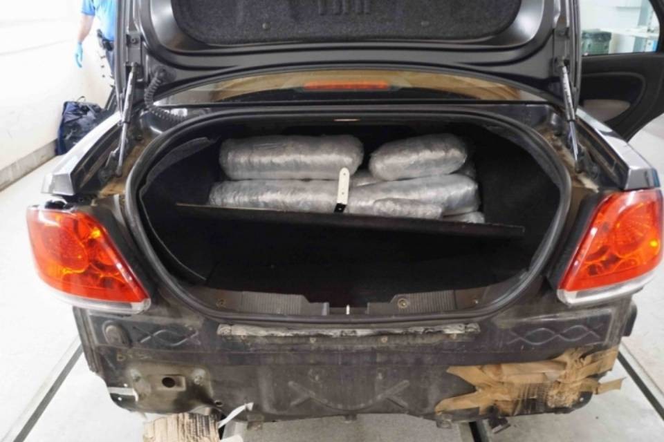 Coppietta con 36 kg di marijuana in auto