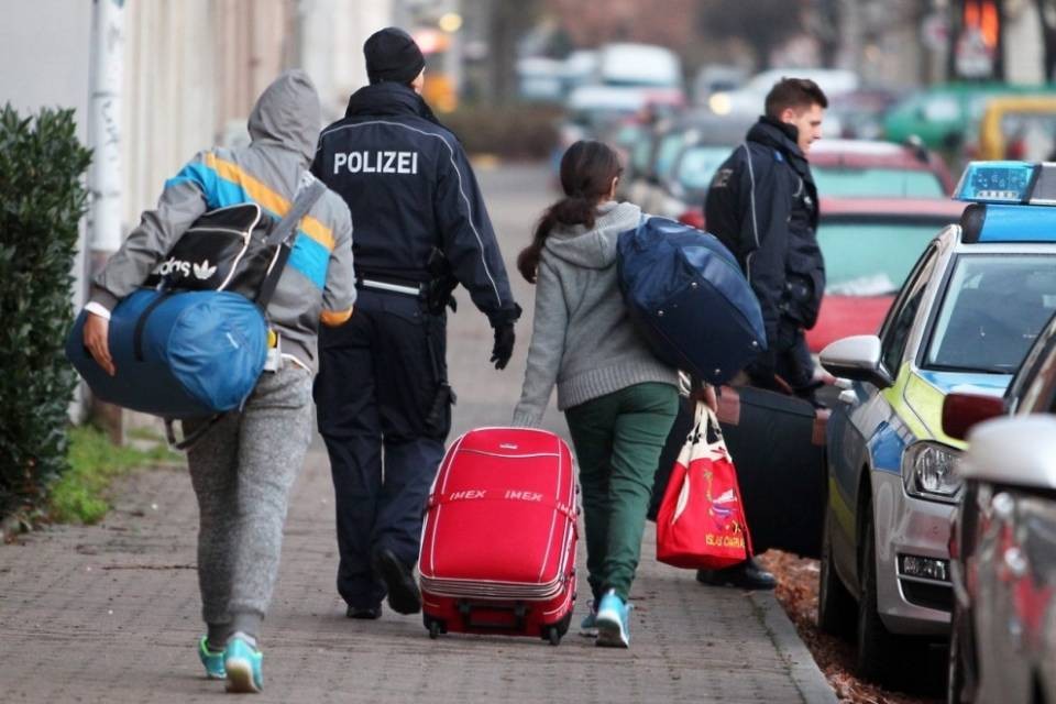 Germania: previsti 500mila profughi nel 2016