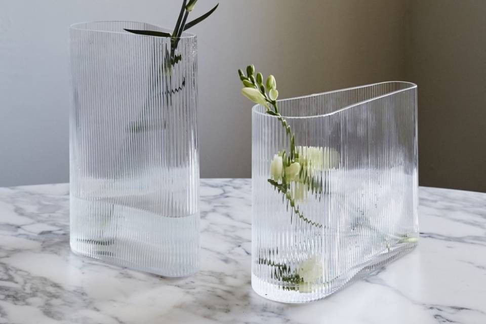 L'oggetto del mese: il vaso da fiori in vetro rigato