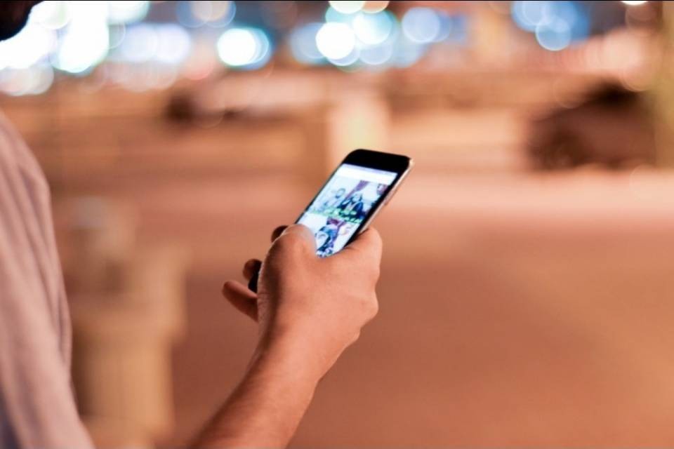 Gli smartphone rovinano il sonno ai giovani