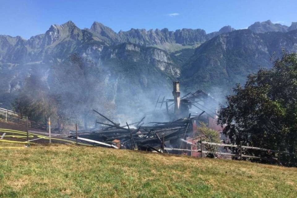 Ai pompieri manca acqua, casa distrutta dalle fiamme