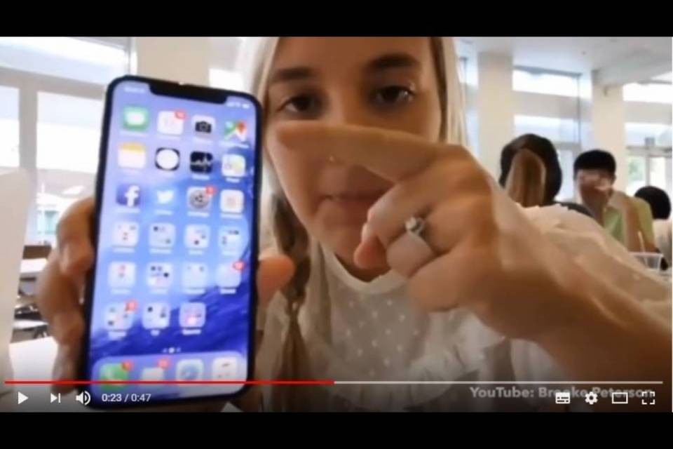 Una ragazza sveIa il nuovo iPhone X: il papà nei guai