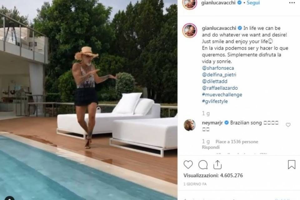 Gianluca Vacchi si fa sculacciare in tacchi a spillo