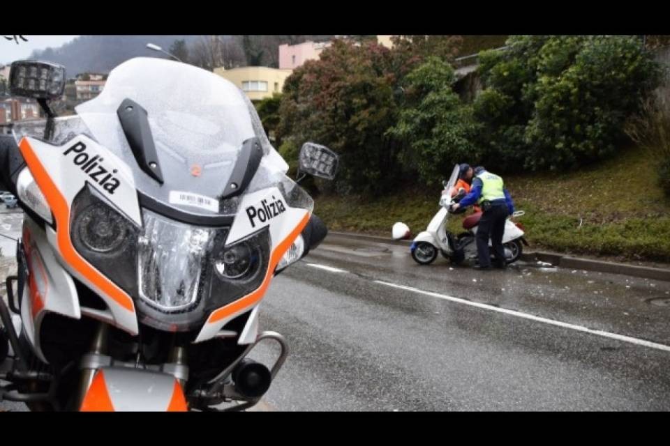 Investe due scooteristi e scappa, identificato