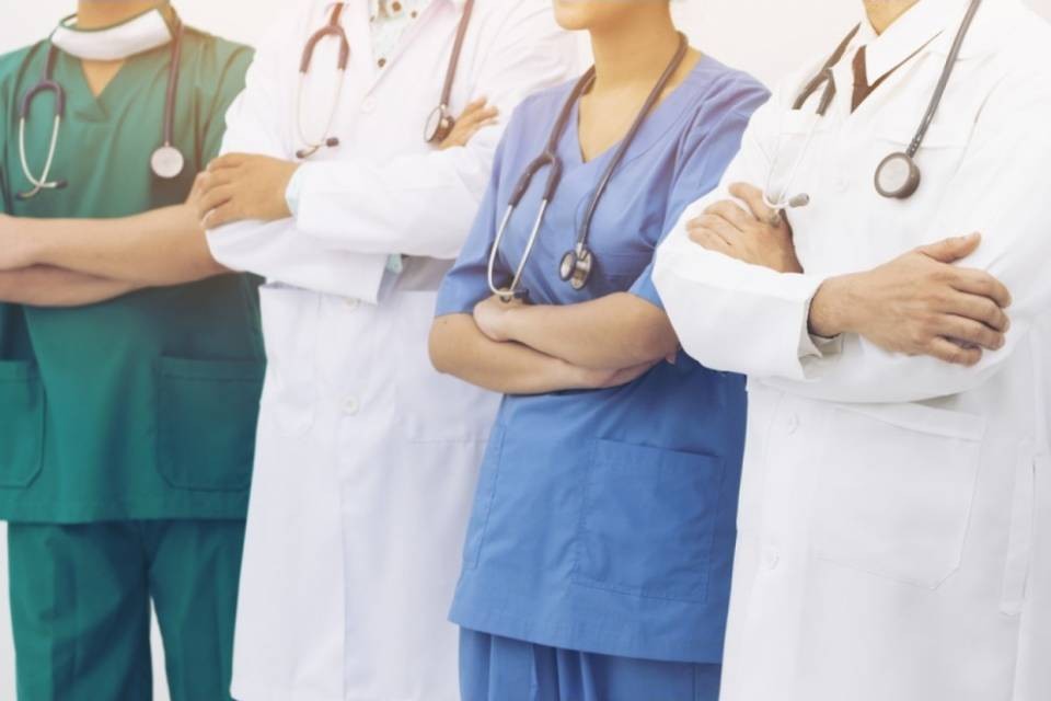 Il dramma della sanità italiana: medici pagati 7 euro l'ora