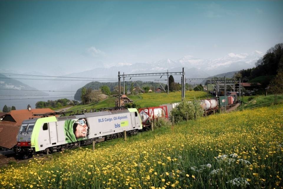 Treno merci BLS deragliato, è morto il macchinista
