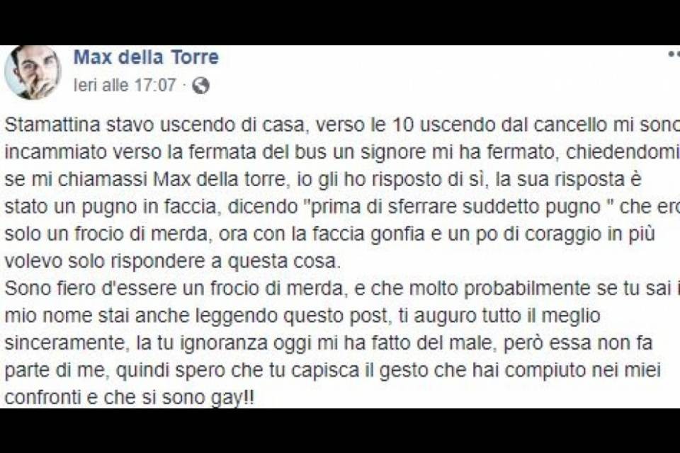 "Sei un fro... di merda" e lo colpiscono con un pugno