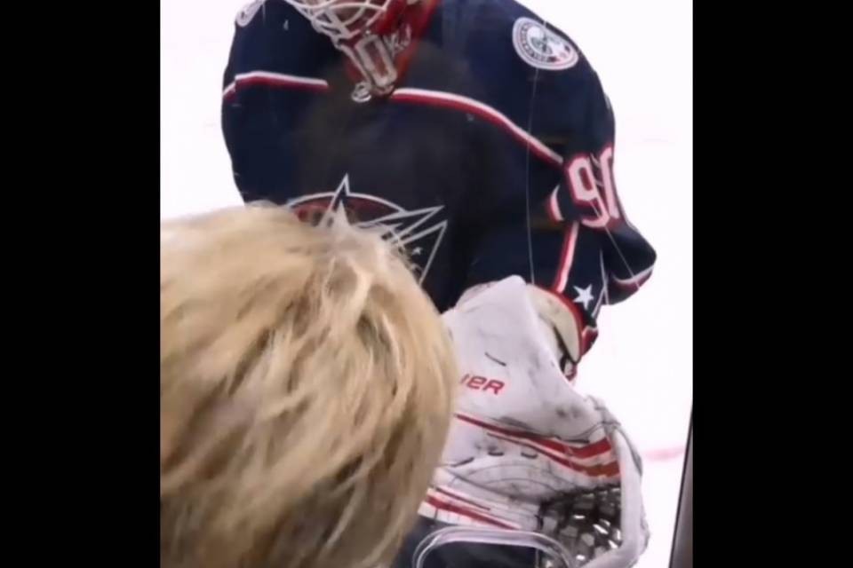 Bel gesto di Elvis Merzlikins in NHL