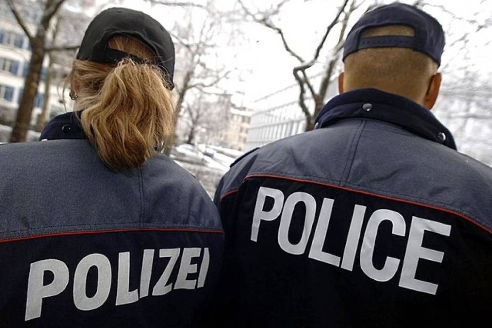 Attaccati dagli autonomi, poliziotti battono in ritirata