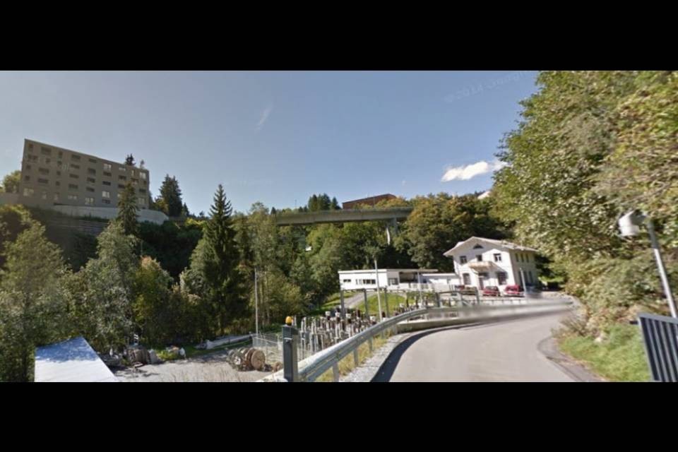 Cade da un ponte, 21enne muore a Flims
