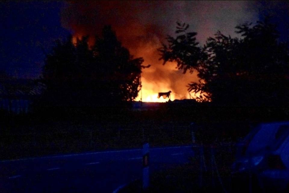 Cantiere navale in fiamme a Svitto, distrutti imbarcazioni e veicoli