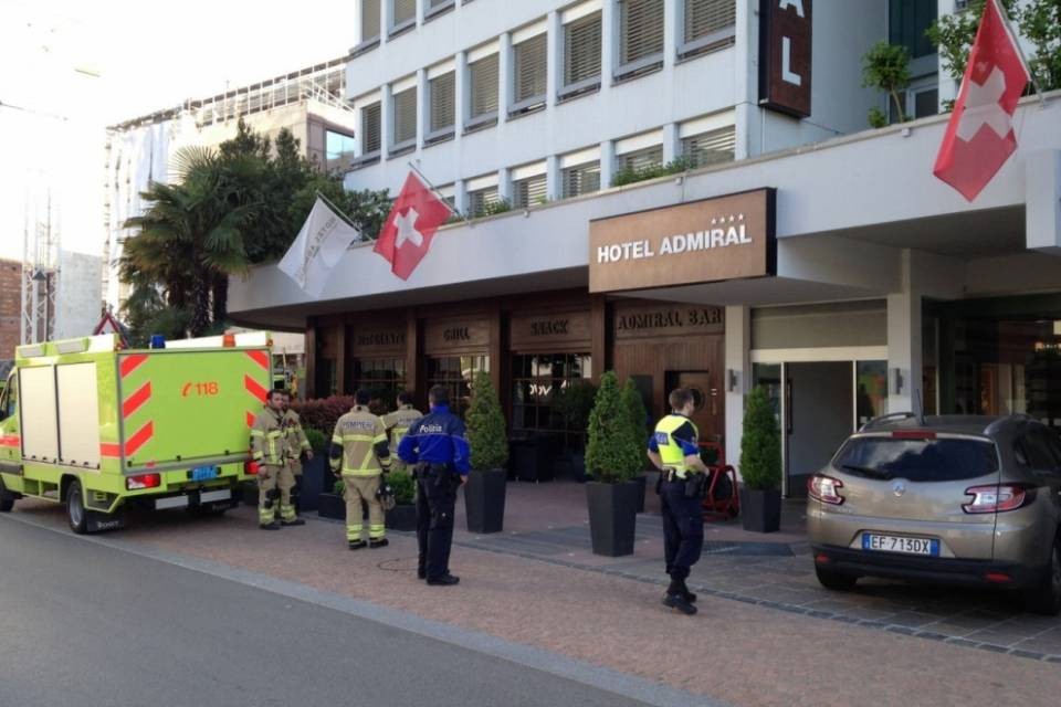 Paradiso, fumo in albergo