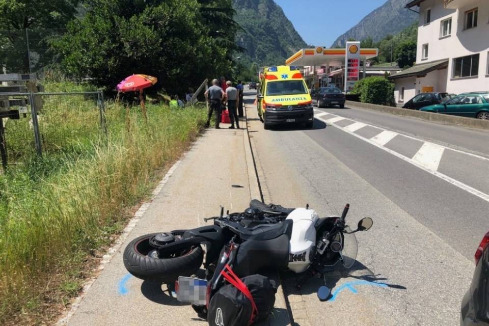 Cade con la moto, ferite gravi per un 51enne
