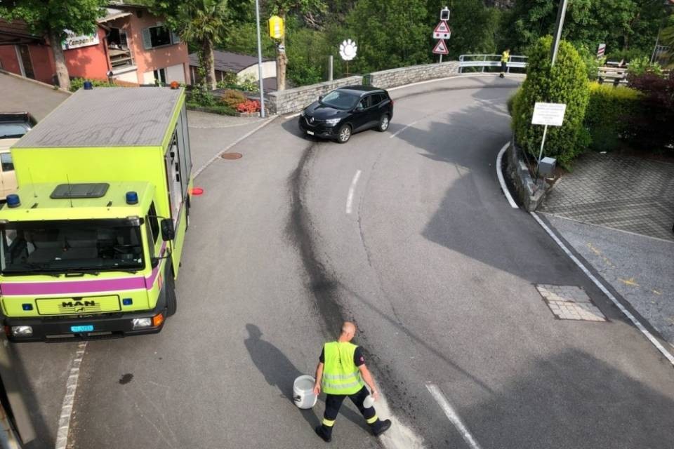 Idrocarburi sulla strada a Intragna