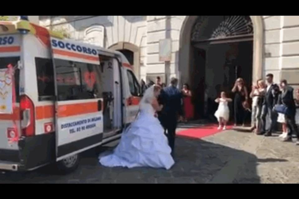 Napoli, gli sposi arrivano in ambulanza: è polemica