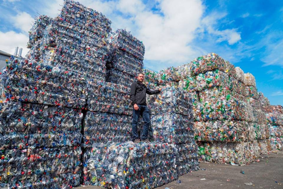 Alla Müller Recycling AG di Frauenfeld, ogni giorno vengono smistate 90 tonnellate di bottiglie in PET per bevande secondo il colore. Il responsabile dell’azienda, Thomas Müller, è orgoglioso della purezza e dell'alta qualità del materiale.