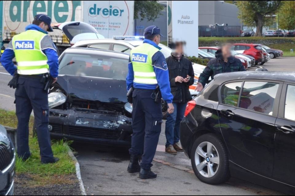 Due auto si tamponano a Giubiasco