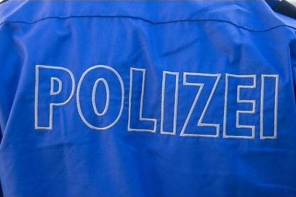 Commessa picchia rapinatore armato di pistola