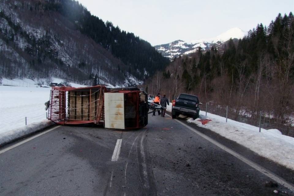 Si rovescia il rimorchio, incidente sulla A28