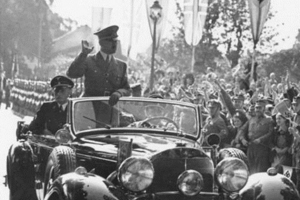 "Ha fatto fortuna con mio padre vendendo l'auto di Hitler"