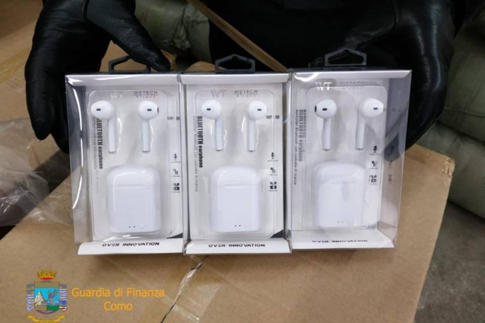 Accessori Apple contraffatti sequestrati in dogana