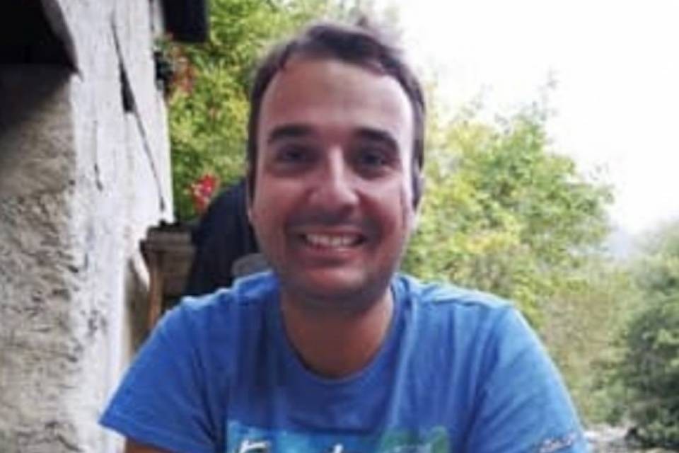 "Hanno gettato via i miei santini e quelli degli avversari"