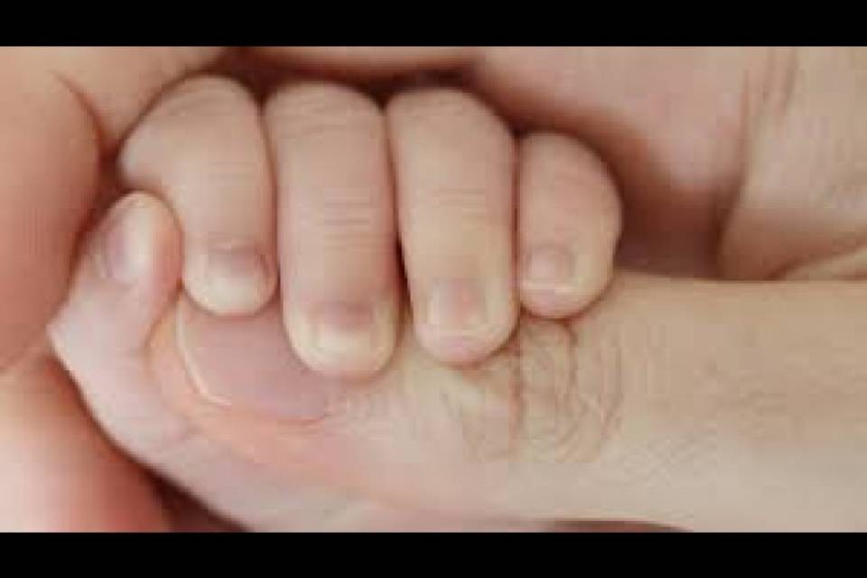 È in coma da 14 anni, dà alla luce un bambino