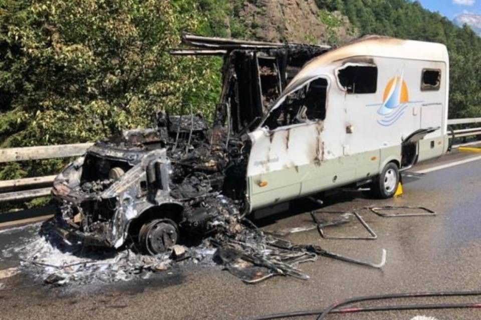 Camper in fiamme sulla A2, disagi al traffico verso sud