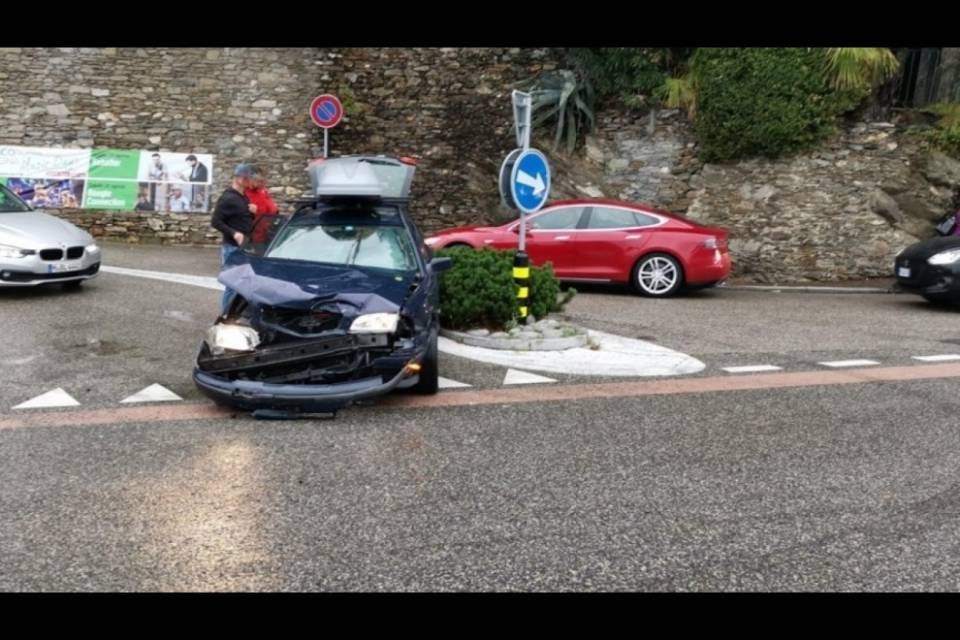 Scontro tra due auto a Porto Ronco, un ferito